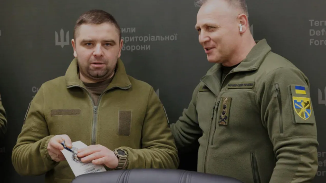 Головнокомандувач відзначив чернівецького журналіста Миколу Кобилюка нагрудною відзнакою "За сумлінну службу"